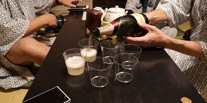 部屋で何かのお祝い.jpg